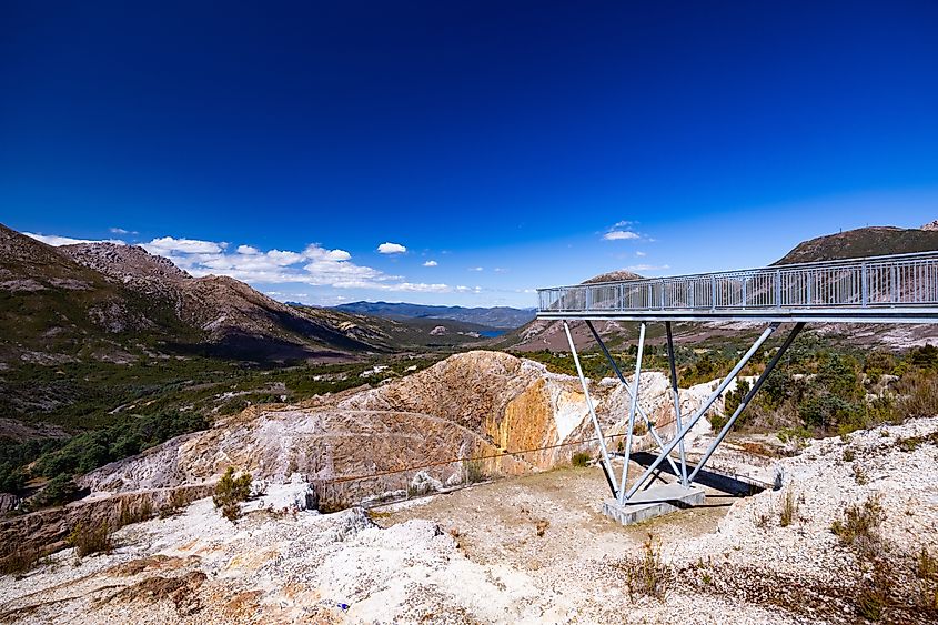 La vista del mirador Iron Blow en una calurosa tarde de verano en Queenstown, Tasmania, Australia