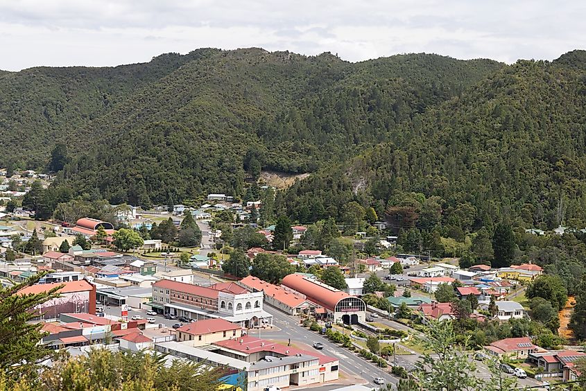 La arquitectura histórica de Queenstown desde Spion Kop Lookout en un caluroso día de verano en Tasmania, Australia