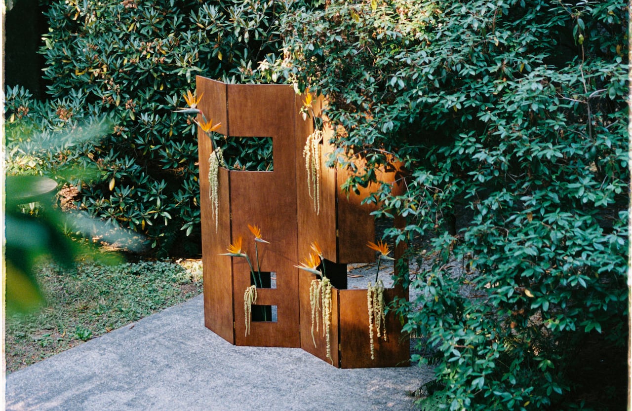 Un biombo de madera con flores.