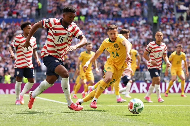 SEATTLE, WASHINGTON - 19 DE JUNIO: Alex Freeman n. 16 de los Estados Unidos de América controla el balón contra Paul Okon-Engstler n. 24 de Australia durante el partido del Grupo D de la Copa Mundial de la FIFA 2026 entre Estados Unidos y Australia en el Estadio de Seattle el 19 de junio de 2026 en Seattle, Washington. (Foto de Sarah Stier - FIFA/FIFA vía Getty Images)