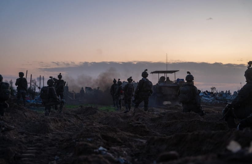 Las fuerzas israelíes de la Brigada Kfir operan a lo largo de la Línea Amarilla cerca de Khan Yunis, en el sur de Gaza, diciembre de 2025.