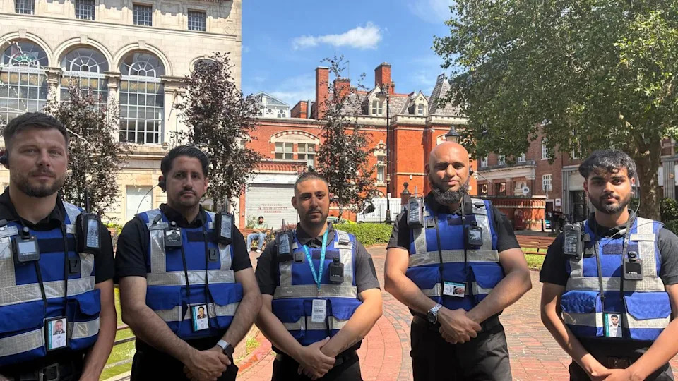 Cinco funcionarios municipales de espacios públicos con uniforme azul