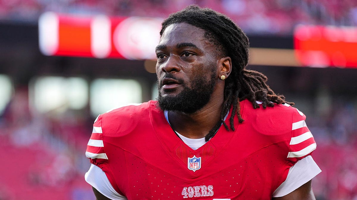 Brandon Aiyuk de los 49ers de San Francisco en el campo del Levi's Stadium