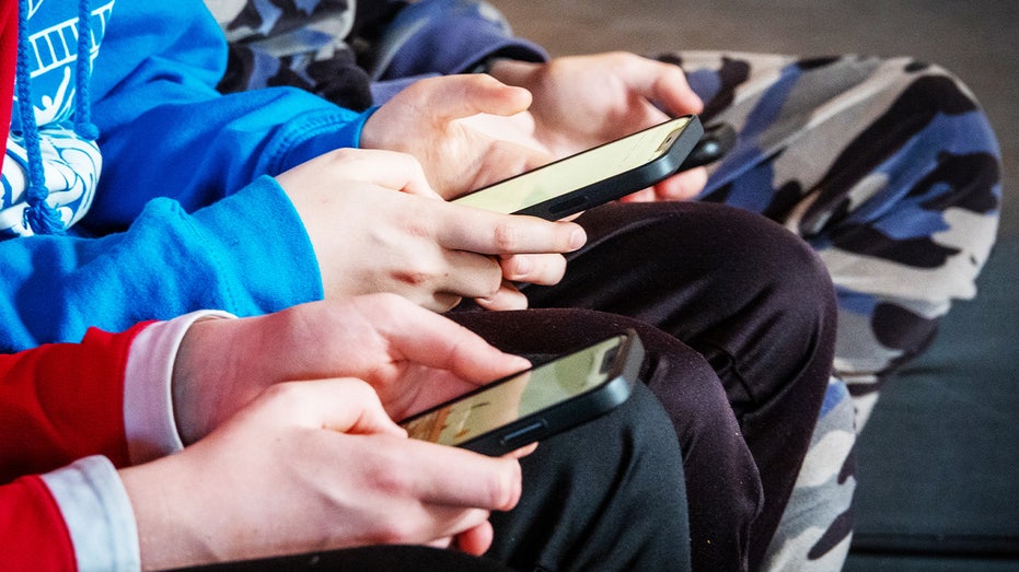 adolescentes hablando por teléfono